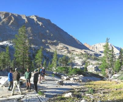 Left to right: richlong8, mn2, andre, rocky road, yuberiver, and bluewater chat on Friday morning as yuberiver (Christine) prepares to leave. Island Lake, Kaweah Basin