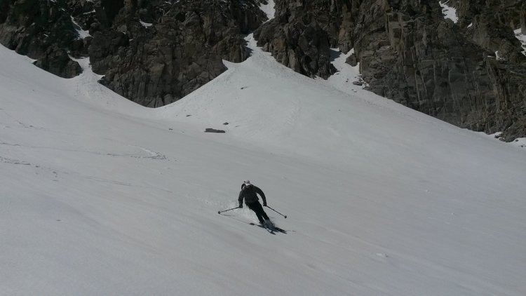 Gus descending in style despite unfamiliar skis