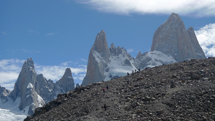 126P1080466+hikers_descending_from_MiradordeLosTres-Fitzroy_in_back.jpg