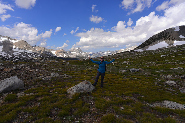 Just after the pass proper the view opens up immensely. Straight ahead is the canyon of the South Fork of the Kings River. Aka.. the Muro Blanco! Yep.. been there and done that and never again! To the right is Bench Lake with incredible Arrow Peak.