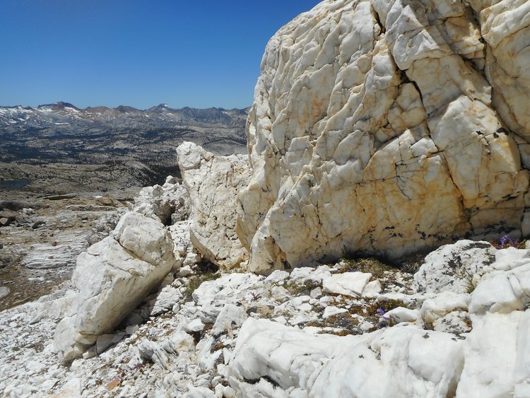 The scattered white rocks of the Sierra - High Sierra Topix