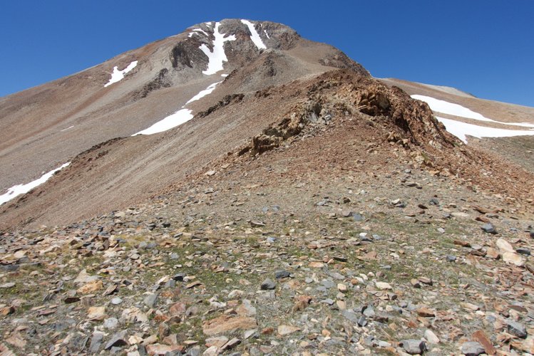 The southern ridge route up Red Slate Mountain is class 1-2 to the summit.