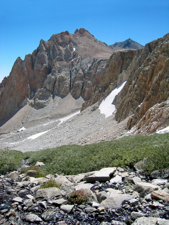 another shot of cliffs on Taboose Pass