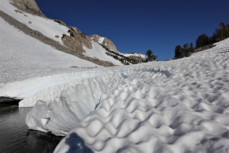 Still snow bridges
