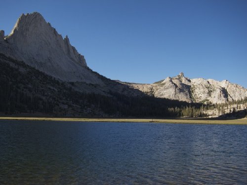 Matthes Lake, Matthes Crest, Cockscomb, Markskor on far side of the lake